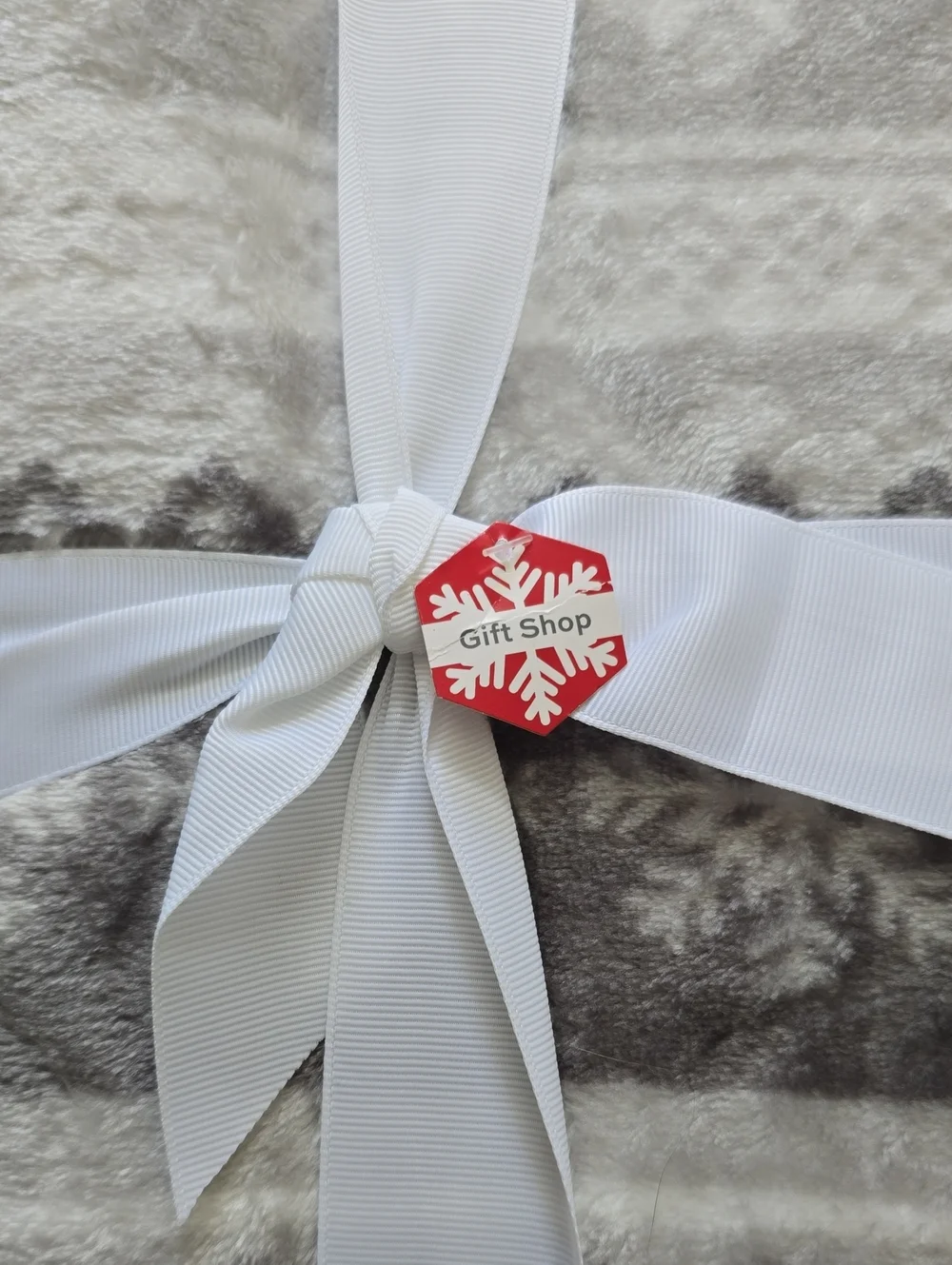 NORTH POLE XL VELVET PLUSH GRAY AND WHITE BLANKET